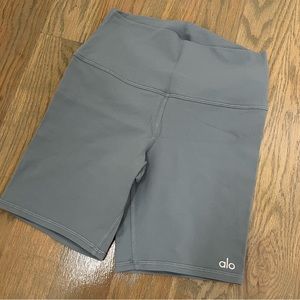 Alo yoga airbrush biker short. 5” inseam. Gently worn